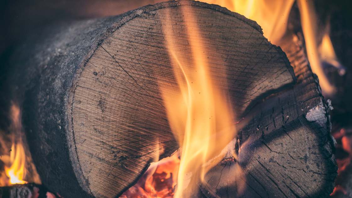 Analyse comparative des systèmes de chauffage au bois : Quel est le chauffage au bois le plus économique ?